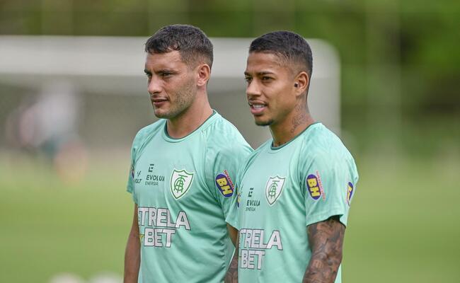 Martinez (esq) e Matheusinho (dir) durante treino na manh desta sexta-feira no CT Lanna Drumond