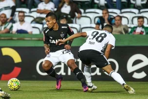 Com atuao ruim, Atltico  derrotado pelo Coritiba, por 2 a 0, no Couto Pereira, e fica mais distante do ttulo do Campeonato Brasileiro