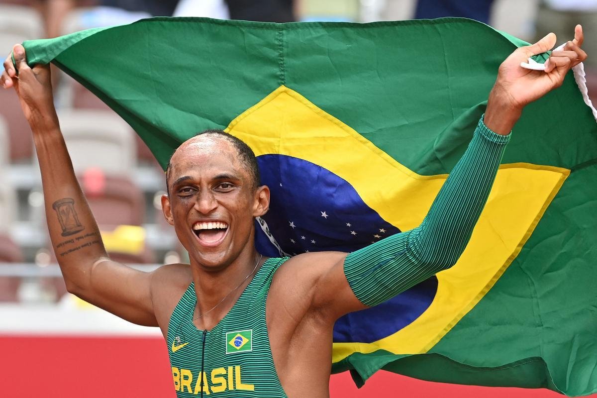 Alisson dos Santos conquistou bronze nos 400m com barreira em Tquio; veja a festa do Piu, o Malvado