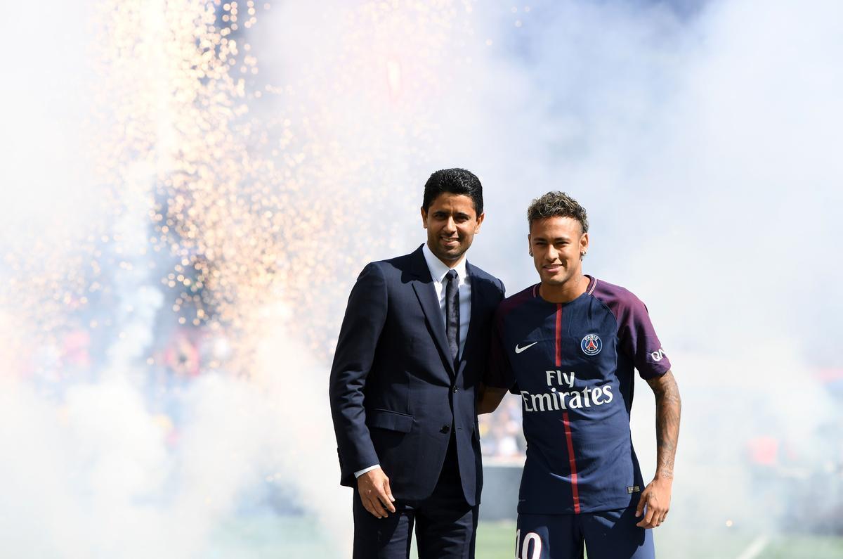 Neymar  apresentado  torcida do Paris Saint-Germain