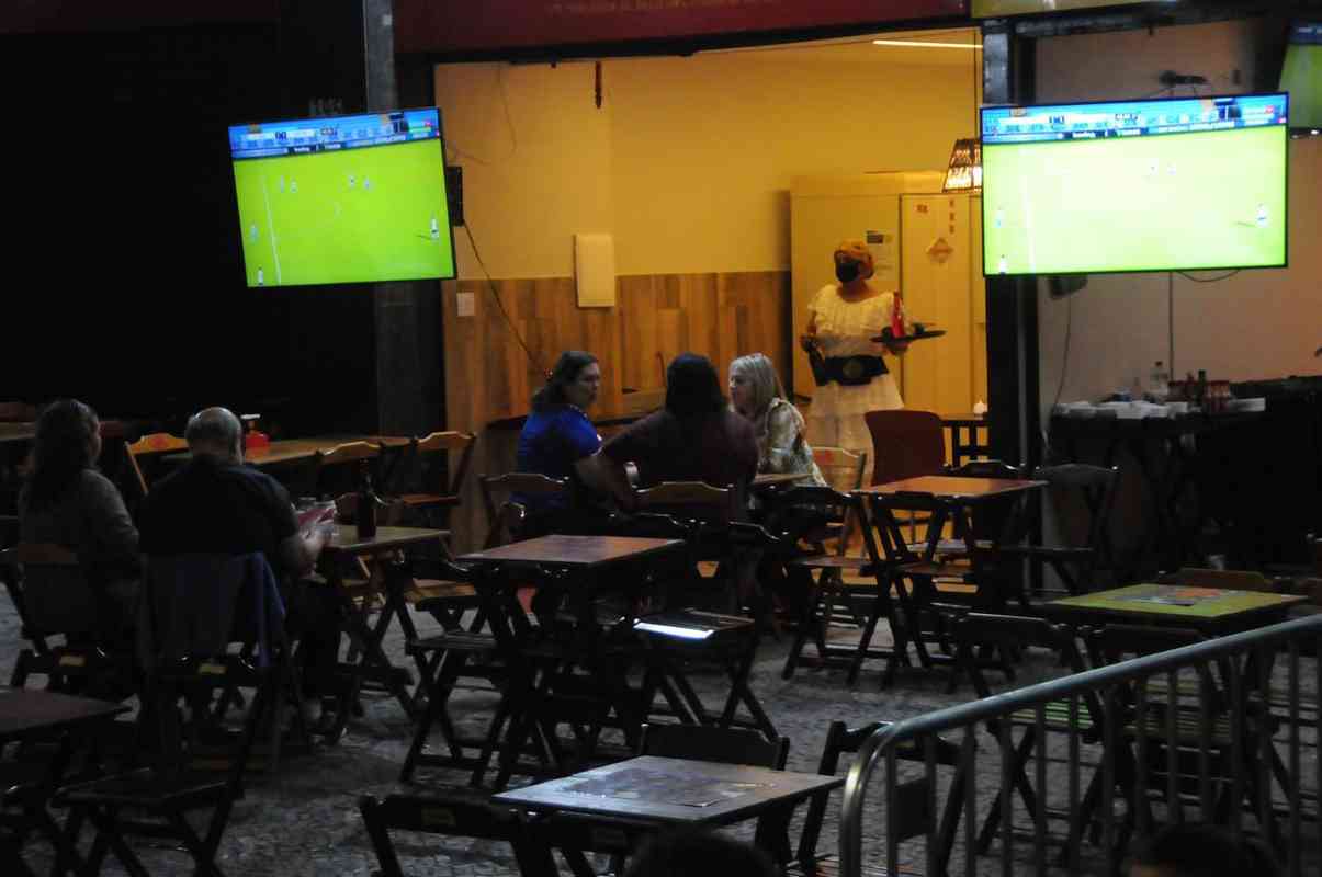 Torcedores do Cruzeiro acompanham jogo com o Confiana pela TV em bares de Belo Horizonte