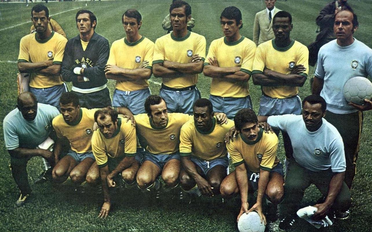 1970 - Na Copa do Mundo de 1970, que marcou o terceiro ttulo mundial brasileiro, as mudanas comearam a ser mais significativas: a gola redonda verde e nmeros verdes. Tambm no h registros do segundo uniforme daquela edio