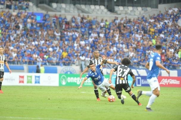 Fotos do primeiro tempo do clssico entre Cruzeiro e Atltico, pela final do Mineiro