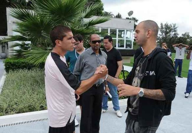 Atacante Diego Tardelli se despede dos amigos na Cidade do Galo, antes de seguir em definitivo para a Rssia, onde defender o Anzhi  por quatro temporadas