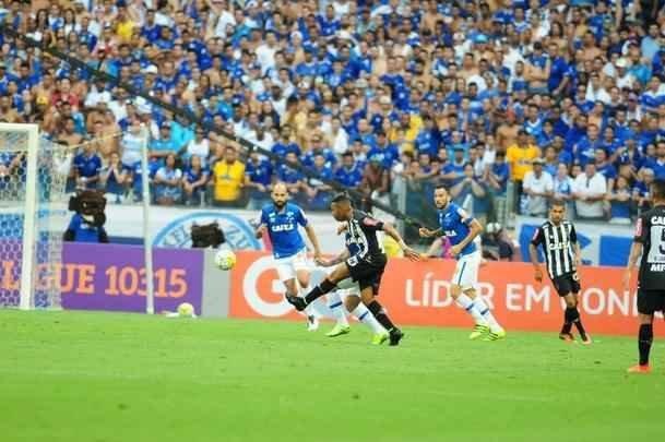 Imagens do primeiro tempo do clssico entre Cruzeiro e Atltico, no Mineiro, pela 26 rodada