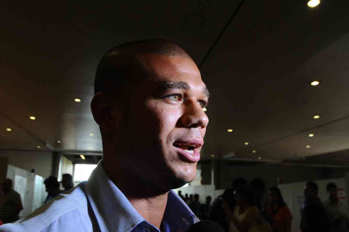 Nilton, de 33 anos, ex-volante de Cruzeiro, Corinthians e Internacional, rescindiu seu contrato com Oeste no incio de novembro. Ele est sem clube.