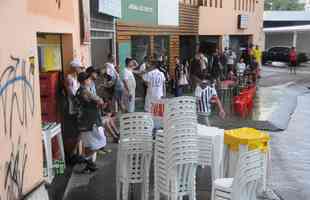 Nesta quinta-feira (2), torcedores do Atltico lotaram os bares de BH para acompanhar Bahia x Galo, jogo adiado da 32 rodada do Campeonato Brasileiro. Na imagem, Arena do Espeto.