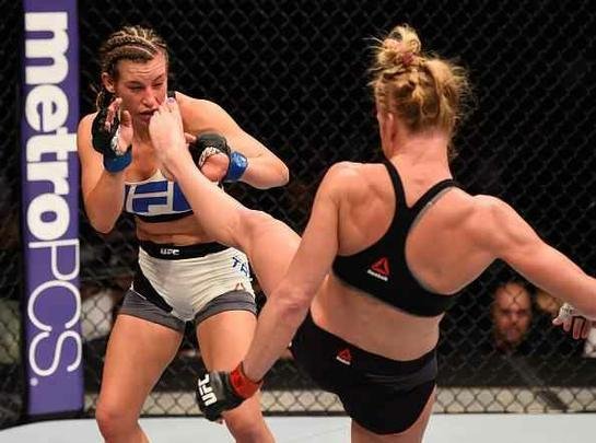 Miesha Tate finaliza Holly Holm com mata-leão, no quinto round, e conquista cinturão peso galo