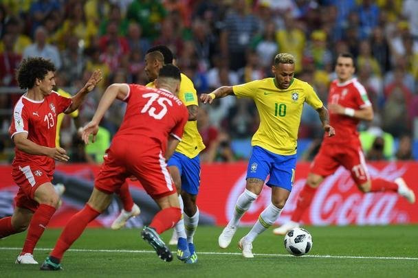 Poucas quedas, assistência e 'ousadia': a atuação de Neymar contra a Sérvia