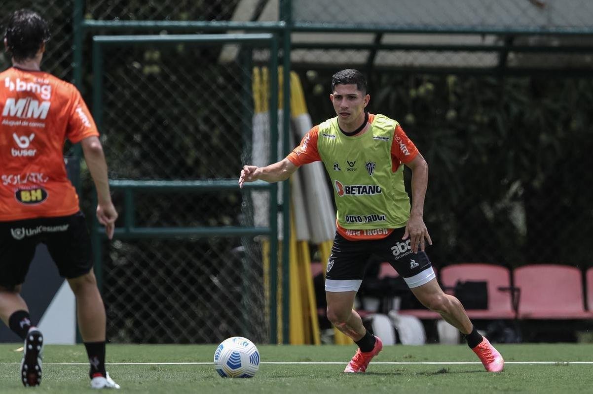 Aps a vitria por 2 a 1 sobre o Cuiab, neste domingo (24), pelo Campeonato Brasileiro, o elenco do Atltico se reapresentou e treinou na tarde desta segunda-feira (25), na Cidade do Galo, em Vespasiano. As atividades visaram o duelo de volta da semifinal da Copa do Brasil, contra o Fortaleza, que ocorrer na quarta-feira (27). Por ter vencido o jogo de ida por 4 a 0, no Mineiro, o Galo tem vaga encaminhada na deciso do principal torneio mata-mata do pas.