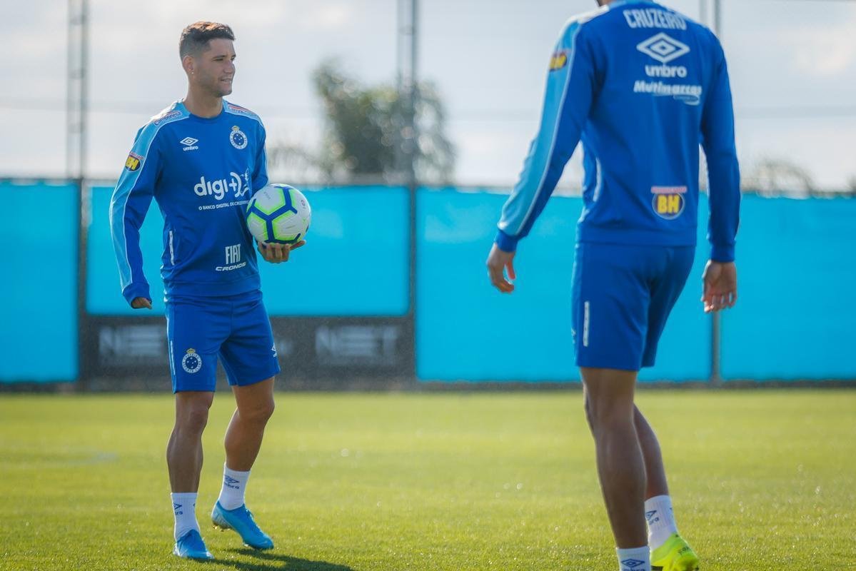 Cruzeiro treinou nesta tera-feira no CT do Grmio, em Porto Alegre, e concluiu a preparao para o duelo com o Internacional, no Beira-Rio, pela semifinal da Copa do Brasil. Time precisa de vitria por dois gols de diferena para ir  final. Se vencer por um gol de vantagem, a deciso ser nos pnaltis. Rogrio Ceni deve escalar o time com Fbio; Edilson, Ded (Fabrcio Bruno), Leo e Dod; Henrique e Robinho; Marquinhos Gabriel, Thiago Neves e David; Pedro Rocha.