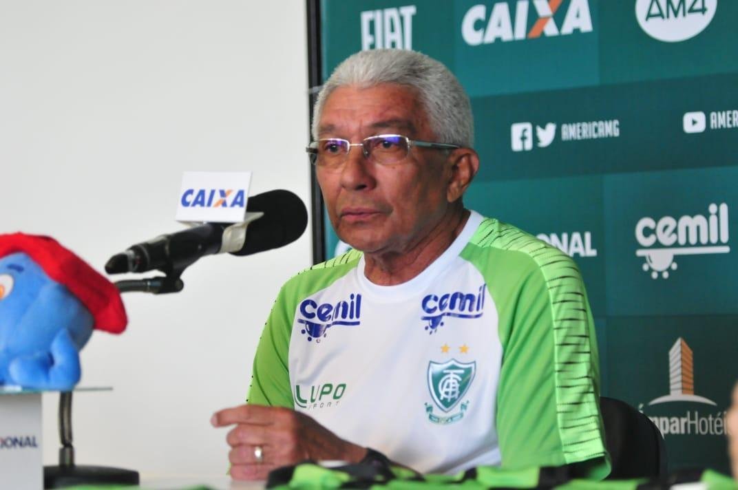 Tcnico Givanildo Oliveira foi apresentado no CT Lanna Drumond pelo presidente Marcus Salum e comandou seu primeiro treino visando ao jogo de quinta-feira, contra o Internacional, em Porto Alegre