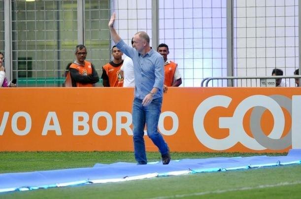Jogadores, integrantes da comisso tcnica e dirigentes do Cruzeiro recebem faixas alusivas ao ttulo da Copa do Brasil