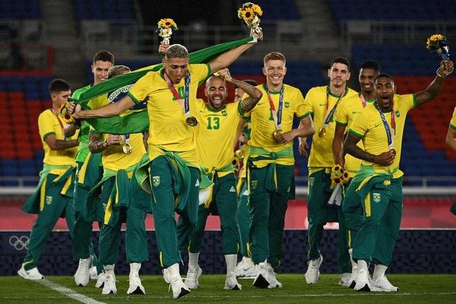 Jogadores da Sele��o Brasileira recebem a medalha de ouro pela conquista ol�mpica no futebol
