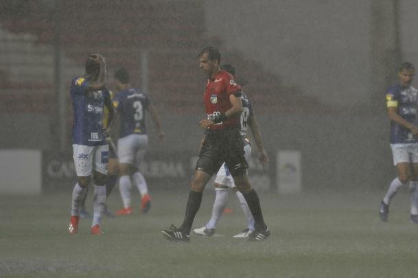 Forte chuva atrasou comeo de Amrica x Cruzeiro, no Horto