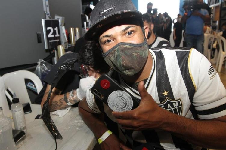 Em evento na Arena MRV, torcedores do Atltico ganharam tatuagens em comemorao ao bicampeonato brasileiro 