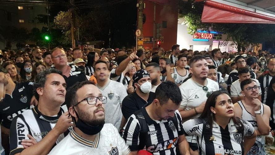Nesta quinta-feira (2), torcedores do Atlético lotaram os bares de BH para acompanhar Bahia x Galo, jogo adiado da 32ª rodada do Campeonato Brasileiro. Na imagem, Bar do Salomão, na Rua do Ouro.