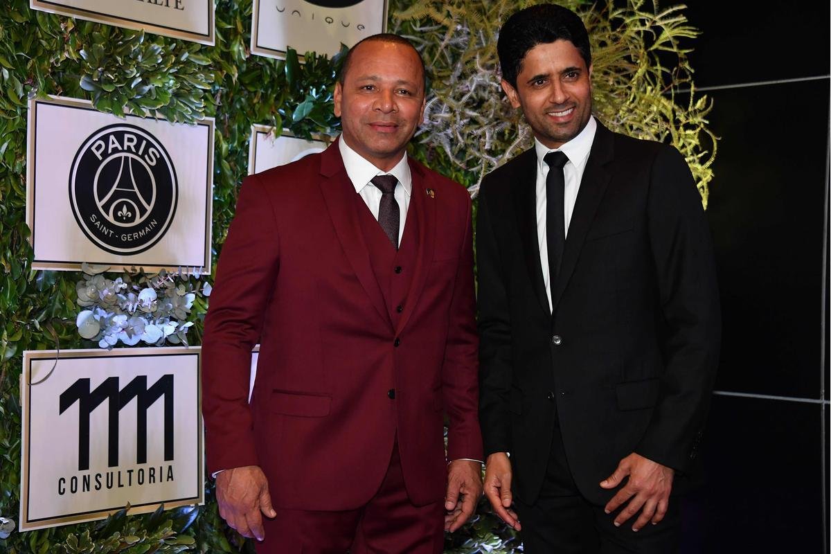 O pai de Neymar posa ao lado do presidente do PSG, Nasser Al-Khelaifi 