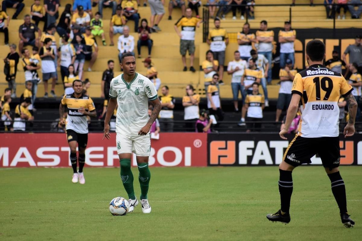 Cricima e Amrica se enfrentaram no Heriberto Hlse, pela terceira rodada da Srie B