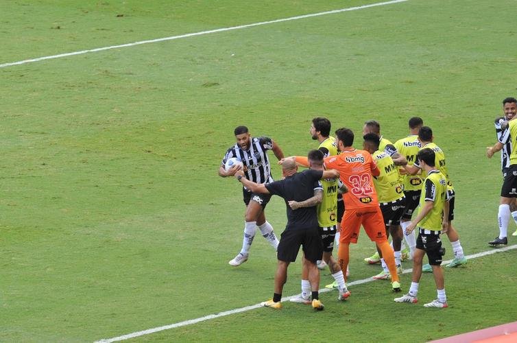 De pnalti, Hulk empata para o Atltico diante do Fluminense no Mineiro. Lance foi revisado pelo VAR