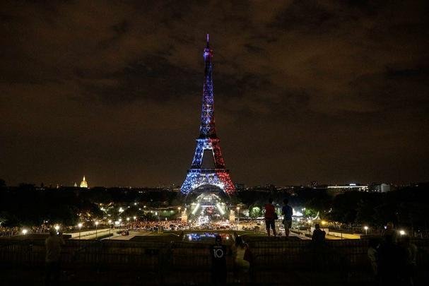 Quando a noite chegou, Paris ficou ainda mais linda: Torre Eiffel foi iluminada com as cores da bandeira francesa e Arco do Triunfo recebeu projeções com rostos dos campeões