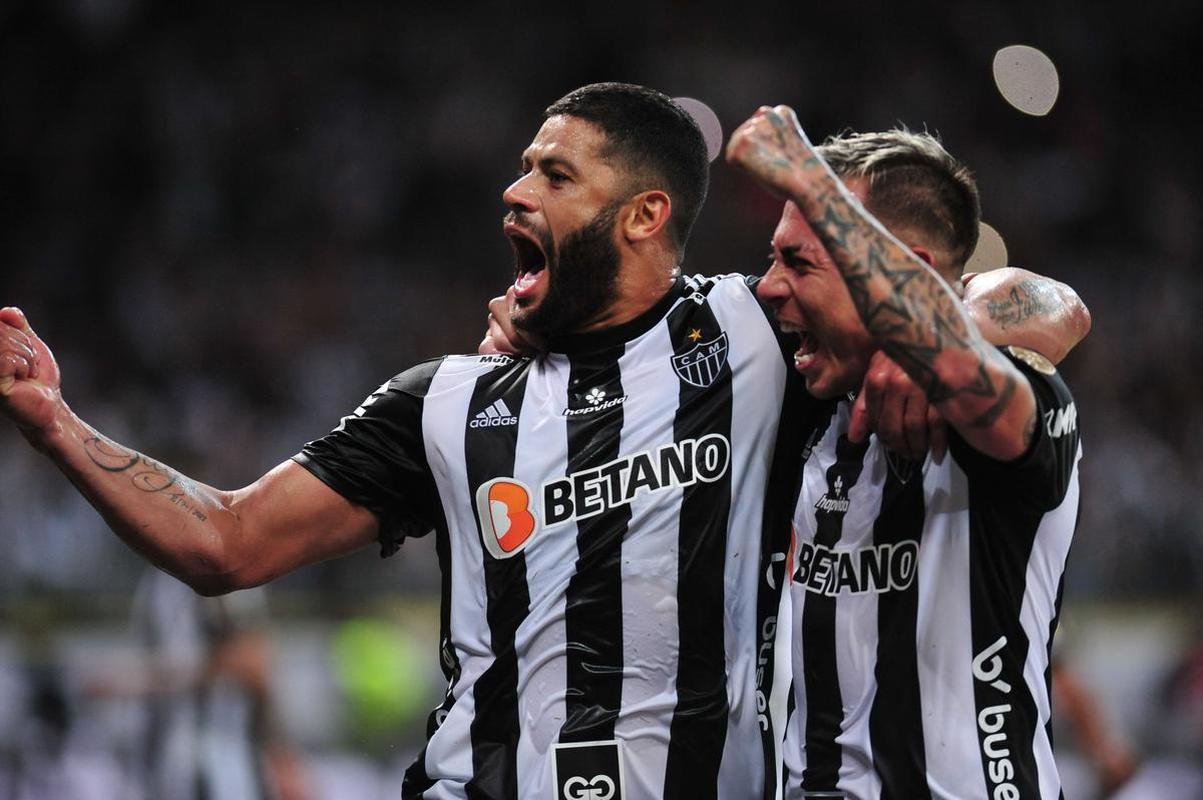 Fotos do gol de Hulk, que deu a vitria ao Galo sobre o Emelec e a classificao s quartas de final da Libertadores