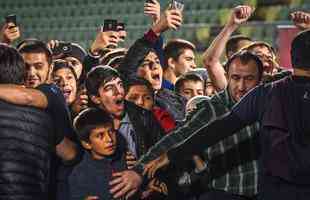 Khabib Nurmagomedov é festejado por multidão de fãs no estádio do Anzhi, no Daguestão 
