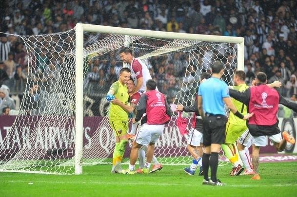 Atltico perdeu por 4 a 3 para o Coln nos pnaltis e foi eliminado da Copa Sul-Americana. Goleiro argentino Burin defendeu penalidades de Rver e Cazares