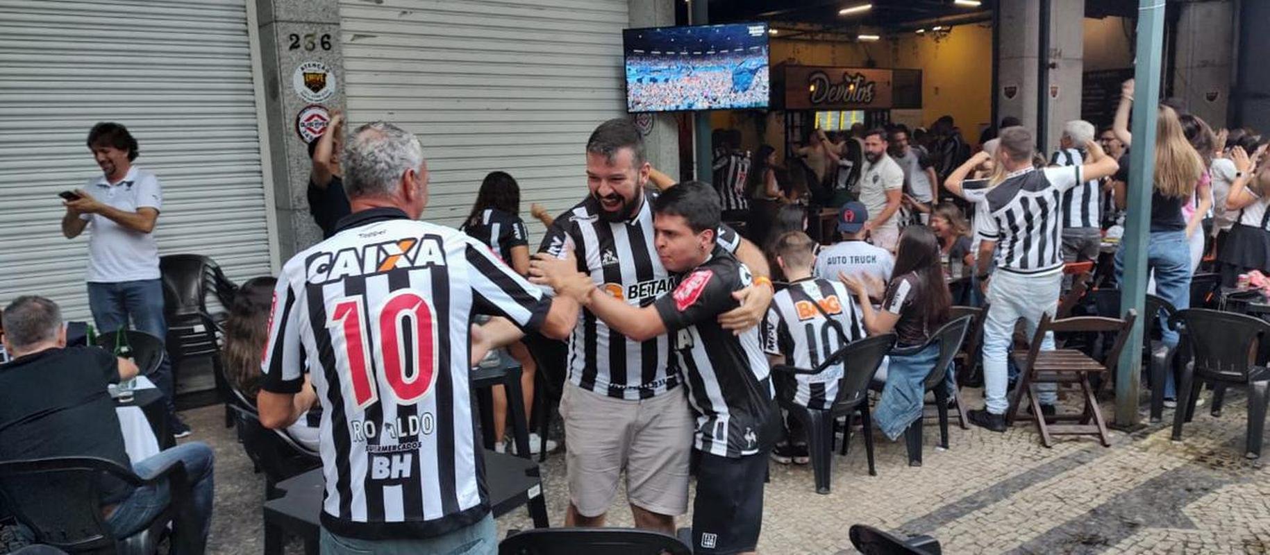 Torcedores do Atltico festejam ttulo em bares de BH