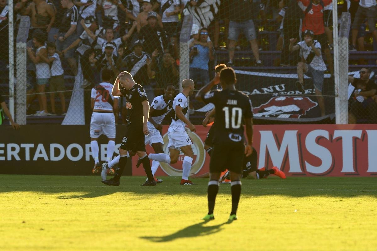 Fotos do segundo tempo do duelo entre Danubio e Atltico, em Montevidu, pela Libertadores