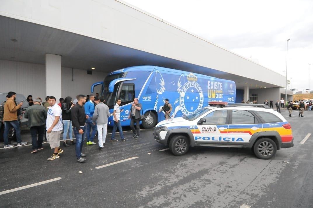 No desembarque do Cruzeiro em Confins, aps o jogo contra o Cear, tcnico Rogrio Ceni foi ovacionado por torcedores presentes no aeroporto. J o meia Thiago Neves, apontado como piv do atrito com o tcnico, foi criticado. Assim como treinador, goleiro Fbio foi ovacionado pelos cruzeirenses na chegada.