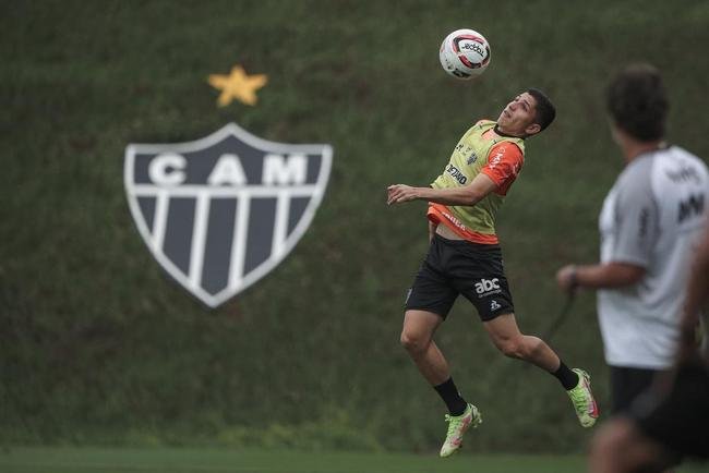 O Atltico realizou, nesta quinta-feira (10), a primeira atividade visando o clssico com o Amrica, vlido pela 5 rodada do Campeonato Mineiro. Com titulares em campo, o time de 'El Turco' Mohamed trabalhou para o confronto que ser disputado s 16h30 do sbado (12), no Estdio Independncia, em Belo Horizonte.