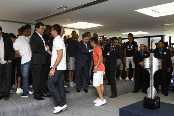 Governador Anastasia entregou uma placa aos campees brasileiros e recebeu uma camisa do Cruzeiro de presente, na Cidade Administrativa