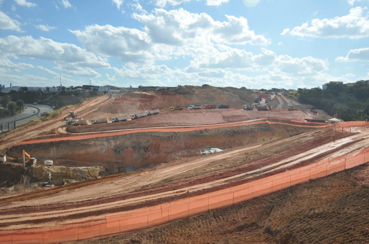 28/07/2020 - Obra de construção da Arena MRV, do Atlético, chegou a cem dias nesta terça-feira, 28 de julho. Paisagem já mudou bastante no bairro Califórnia, em Belo Horizonte. Com trabalho intenso de tratores e caminhões na fase de terraplanagem, há poeira por todo lado no terreiro do Galo. (Alexandre Guzanshe/EM/D. A Press)