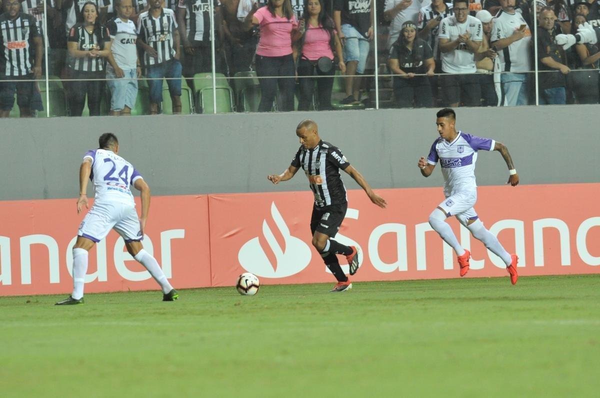 Lances do primeiro tempo do duelo entre Atltico e Defensor, pela terceira fase da Copa Libertadores