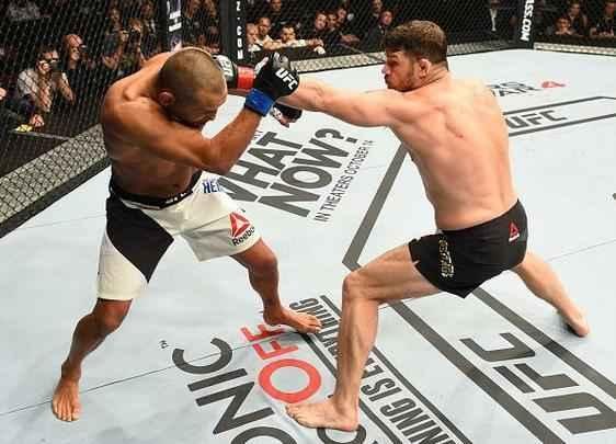 Na luta principal do UFC 204, em Manchester, Michael Bisping supera Dan Henderson em polêmica decisão unânime dos juízes e tem sucesso na primeira defesa de cinturão do peso médio