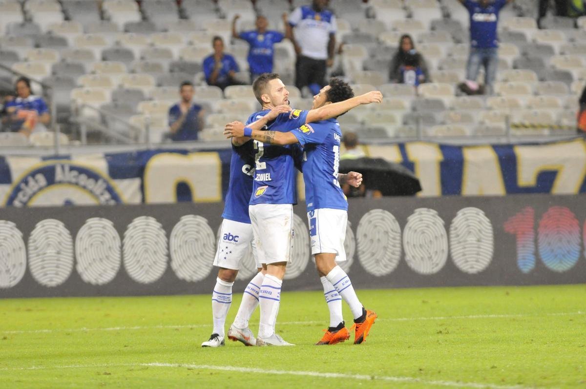 No segundo tempo, Fred marcou duas vezes e ampliou vantagem do Cruzeiro para 3 a 0