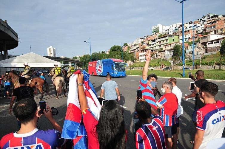 Chegada da delegao do Bahia  Fonte Nova, em Salvador
