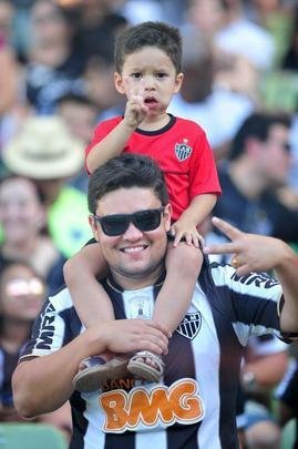 Torcida do Atltico apoiou muito o time no Horto, em duelo contra o Corinthians, e tambm protestou contra anulao do gol de Rger Guedes, no primeiro tempo. Auxiliar viu toque de mo de Ricardo Oliveira antes do arremate final.