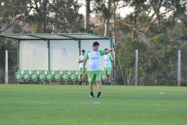 Depois de reunio com elenco e diretoria, Adilson Batista observou treino comandado por Drubscky no Amrica