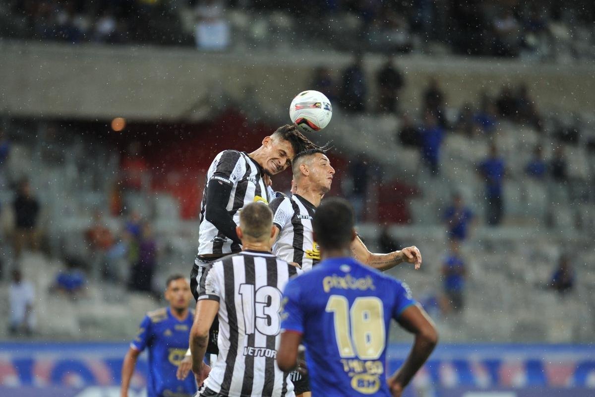 Edu marcou o gol da vitria do Cruzeiro sobre o Democrata-GV no ltimo minuto e mostrou novamente poder de deciso