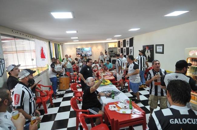 GaloCuia, nesse sbado (19), reuniu dezenas de atleticanos em 'concentrao' para a Supercopa do Brasil contra o Flamengo. As equipes se enfrentam no domingo, na Arena Pantanal, em busca do primeiro trofu da temporada 2022.