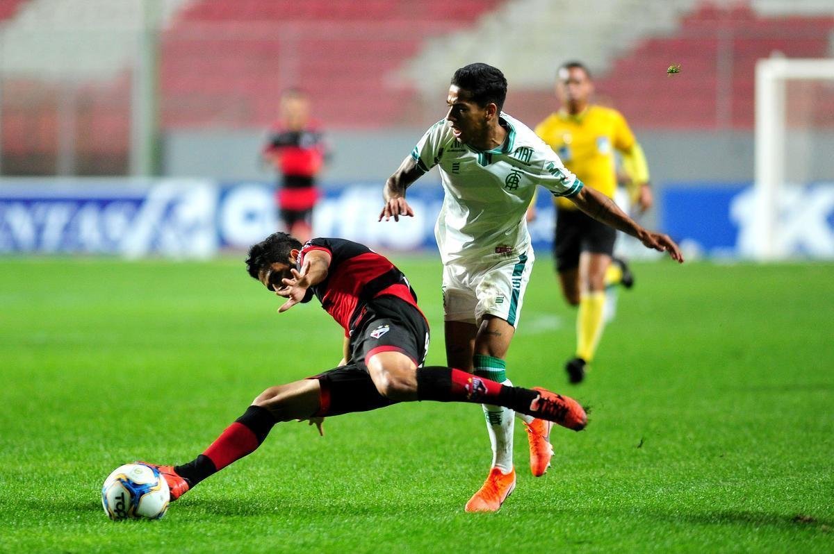 Fotos de mais uma derrota do Amrica na Srie B; Coelho foi superado no Independncia pelo Atltico-GO, por 1 a 0. Gol do rubro-negro goiano foi de Jorginho