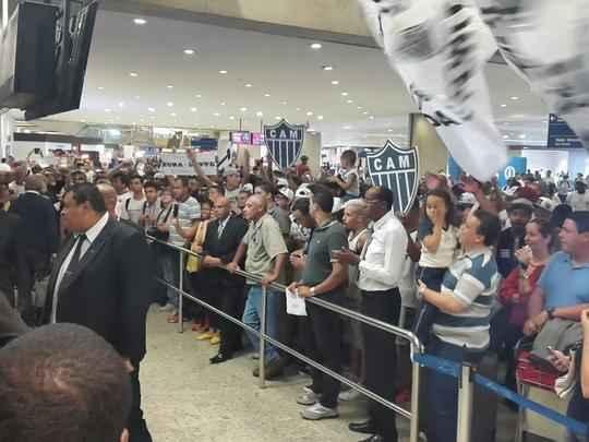 Jogadores do Atlético chegam e são abraçados por torcedores no Aeroporto de Confins