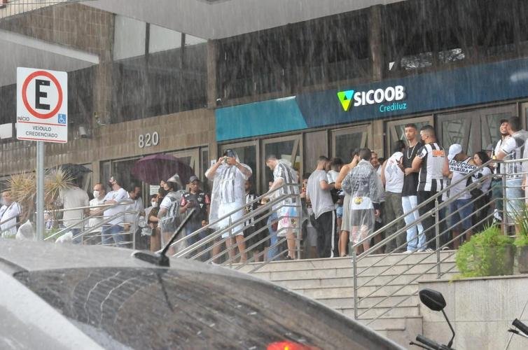 Torcedores do Atlético no entorno do Mineirão antes do jogo contra o Corinthians. Tarde/noite de chuva, trânsito ruim e filas longas no Gigante da Pampulha