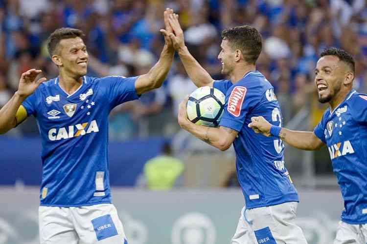 Cruzeiro e Santos raposa vence e assume ponta do Brasileirão