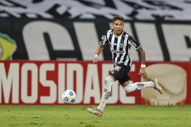 Fotos do gramado do Mineiro em condies ruins