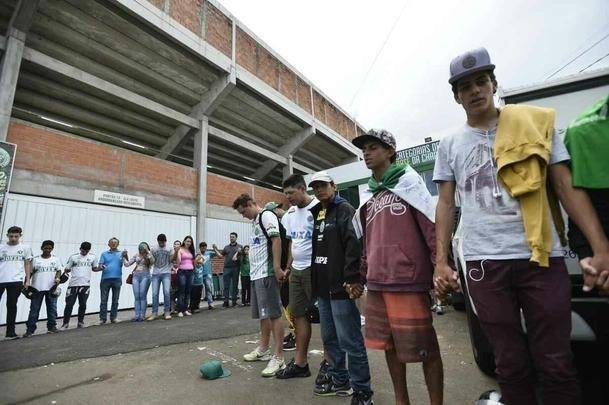 Pela última rodada do Campeonato Brasileiro, a Chapecoense receberia o Atlético na Arena Condá. Com a tragédia envolvendo a delegação da equipe catarinense, a rodada deste fim de semana não aconteceu, sendo adiada para o próximo. Solidário à Chape, que, além de perder jogadores e comissão técnica, não possui condições psicológicas para entrar em campo, o Atlético se pronunciou contra a realização da partida
