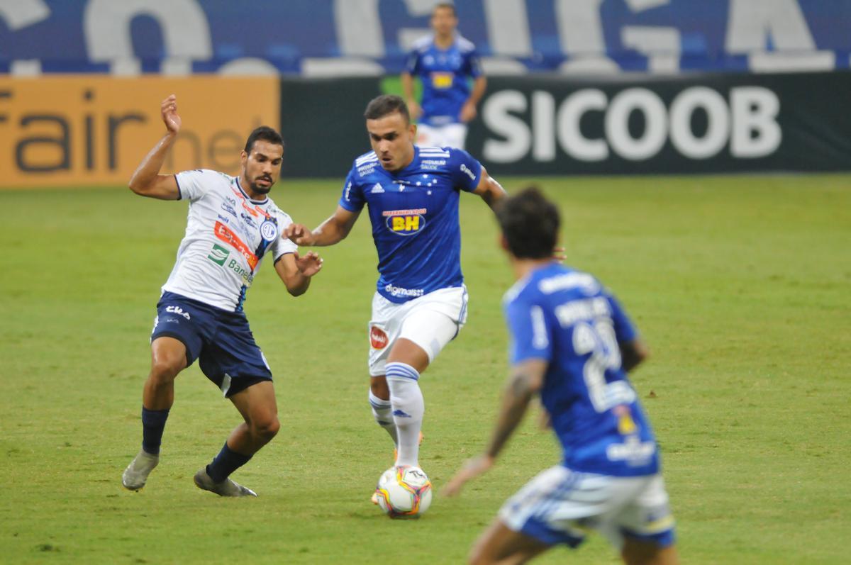 Fotos do jogo entre Cruzeiro e Confiana, no Mineiro, em Belo Horizonte, pela 24 rodada da Srie B do Campeonato Brasileiro