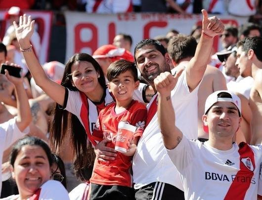 Torcedores do River Plate na final da Libertadores, contra o Boca Juniors, no Monumental de Nez